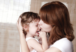 אמא וילד בוכה (צילום: אינג'אימג')