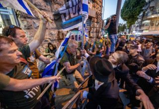 מחאה על חוק הגיוס: עימותים בין "אחים לנשק" לחרדים במאה שערים (צילום: יונתן זינדל, פלאש 90)