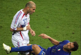 "הייתי מעדיף לא לזכור את זה". זידאן, מטראצי והנגיחה (צילום: GettyImages, OHN MACDOUGALL/AFP)