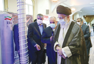 עלי חמינאי מבקר במתקן גרעין בטהרן, איראן, 11 ביוני 2023 (צילום:  רויטרס)