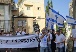 מפגינים מול ביתו של הרב דב לנדו דורשים גיוס לכולם: "לא תעשק את רעך ולא תגזל" (צילום:  ברק דור)