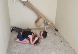 ילדים שוכבים ומגינים על הראש בזמן אזעקה בצפון (צילום: רעות נון)