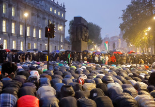 מוסלמים מתפללים בלונדון (צילום:  REUTERS/Clodagh Kilcoyne)