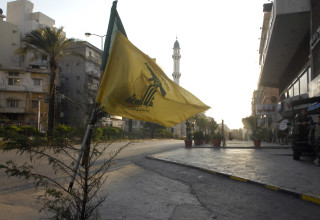 דגל חיזבאללה בביירות (צילום: REUTERS/Hussam Shbaro)