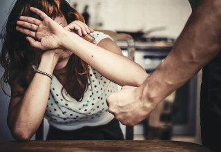 אלימות נגד נשים (צילום: אינג'אימג')