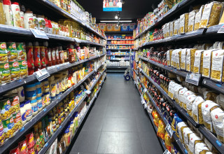 עגלות מדפים בסופרמרקט (צילום: אבשלום ששוני)