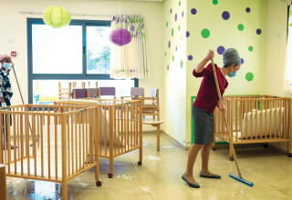 ניקיון פעוטון (צילום: יוסי זיליגר)