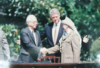 חתימת הסכם אוסלו 13.9.1993 +לחיצת היד (צילום: ראובן קסטרו)