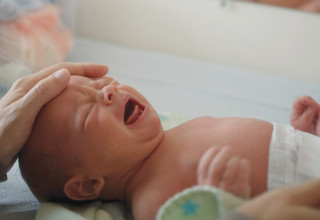 תינוק בוכה בבית החולים (צילום:  אינג אימג')