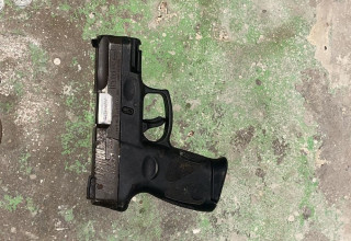 האקדח שנתפס בג'ואריש (צילום: דוברות המשטרה)