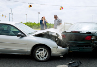 כיצד קובעים מי אשם בתאונות דרכים בין מספר כלי רכב? (צילום:  Yellow Dog Productions gettyimages)