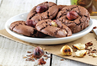 עוגיות שוקולד ואגוזי לוז (צילום: פסקל פרץ-רובין)