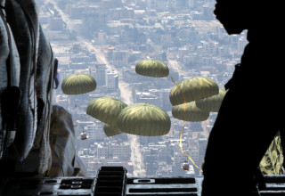 חיל האוויר הירדני מטילים חבילות סיוע מעל עזה. אפריל 2024 (צילום:  רויטרס)