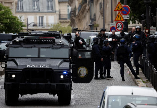 משטרת צרפת בזירת האירוע (צילום: רויטרס)