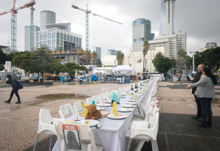 שולחן ערוך בכיכר החטופים (צילום: מרים אלסטר פלאש 90)