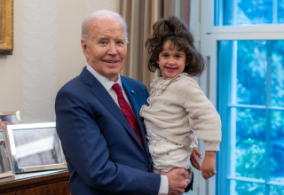 "נרפאת מטראומה בלתי ניתנת לתיאור". הנשיא ביידן עם אביגיל עידן בת ה-4 (צילום: שימוש לפי סעיף 27א')