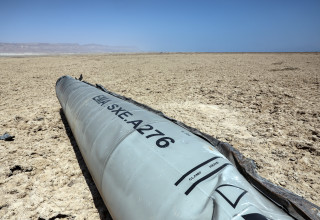 שרידי טיל איראני סמוך לים המלח (צילום: רויטרס)