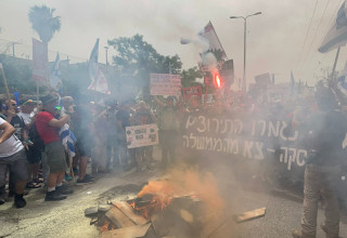 מפגינים מול ביתו של השר גנץ (צילום:  דורשינוי)