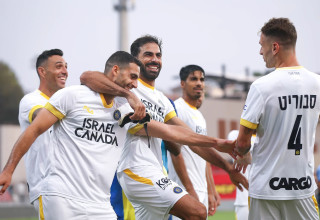 אופיר דוידזאדה, אבישי כהן, שחקני מכבי תל אביב (צילום: מאור אלקסלסי)