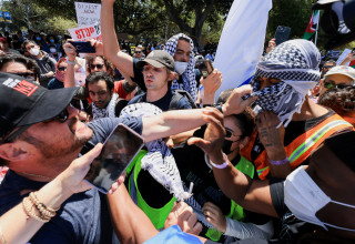עימותים אלימים בין מפגינים פרו-פלסטינים לפרו-ישראלים ב-UCLA (צילום: REUTERS/David Swanson)