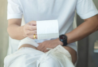 אדם בשירותים (צילום: אינג אימג')