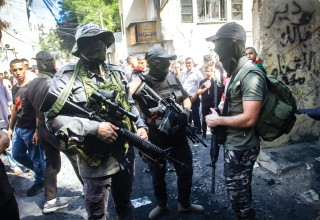 חמושים פלסטינים במחנה הפליטים נור א-שמס ליד טול כרם (צילום: נאסר אשתייה, פלאש 90)