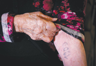 ניצולת שואה (צילום: רויטרס)