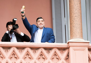 דייגו מראדונה מאמן חימנסיה לה פלאטה לאחר ביקור אצל נשיא ארגנטינה (צילום: רויטרס)