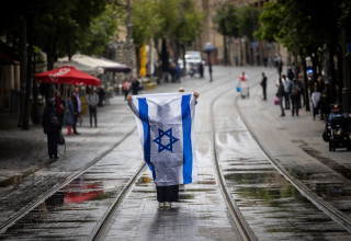 עם דגל ישראל בצפירה ביום הזיכרון לשואה ולגבורה בירושלים (צילום: יונתן זינדל, פלאש 90)