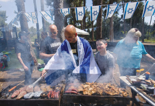 ישראלים עושים "על האש" ביום העצמאות (צילום: איל מרגולין, פלאש 90)