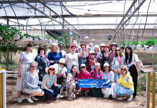 משלחת הנשים בהתנדבות חקלאית  (צילום: אבירם וולדמן מומנטום)