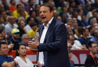 מאמן פנאתינייקוס ארגין עתמאן (צילום: GettyImages, ODD ANDERSEN/AFP)