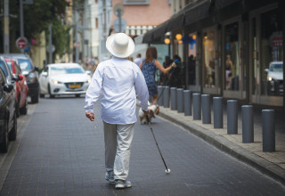 אדם עיוור הולך ברחוב (צילום: נתי שוחט פלאש 90)