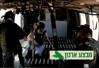 נועה ארגמני בבטן המסוק בעת חילוצה (צילום: דובר צה"ל)