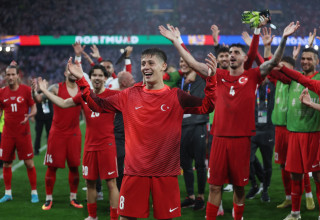 ארדה גולר חוגג עם שחקני נבחרת טורקיה (צילום: GettyImages)