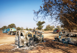 מכוניות שרופות במתחם הנובה ברעים (צילום: חיים גולדברג פלאש 90)