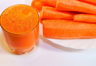 מיץ גזר (צילום: אינג'אימג')