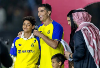 בעוד כמה שנים על אותו מגרש? כריסטיאנו וכריסטיאנו ג'וניור (צילום: GettyImages, Yasser Bakhsh)