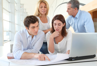 עובדים ועובדות במשרד אילוסטרציה (צילום: אינגאימג')