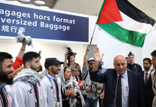 יו"ר ההתאחדות הפלסטינית לכדורגל ג'יבריל רג'וב נוחת בפריז לקראת האולימפיאדה (צילום: רויטרס)