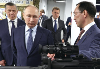 פוטין מבקר בתערוכת נשק בעיר הרוסית יקוצק (צילום: רויטרס)