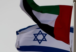דגל האיחוד האמירויות ודגל ישראל (צילום: REUTERS/Christopher Pike)