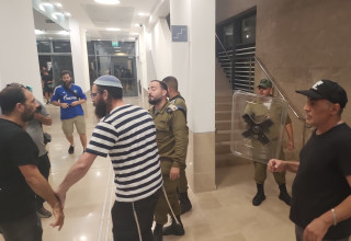 המפגינים שנכנסו לבית הדין בבית ליד (צילום:  מאור בכר)
