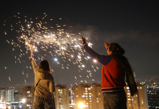 איראנים חוגגים (צילום: Majid Asgaripour/WANA (West Asia News Agency) via REUTERS)