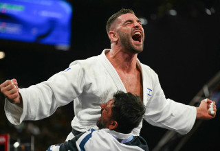 פיטר פלצ'יק מתחבק עם אורן סמדג'ה, פריז 2024 (צילום: אימג'בנק  GettyImages)