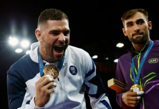 שאגת שמחה. פיטר פלצ'יק עם המדליה (צילום: רויטרס)