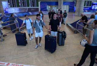 נוסעים בנתב"ג, חוזרים לארץ (צילום:  אבשלום ששוני)