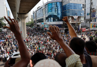המונים חוגגים את עזיבתה של שייח' חסינה בבנגלדש (צילום: REUTERS/Mohammad Ponir Hossain)