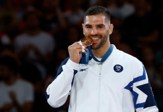 פיטר פלצ'יק עם מדליית הארד האולימפית, פריז 2024 (צילום: רויטרס)