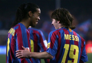 ליאו מסי, רונאלדיניו (צילום: LLUIS GENE/AFP via Getty Images)